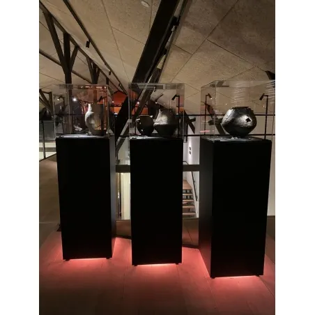Socle noir, 30 x 30 x 100 (lxLxh) avec cloche 30 x 30 x 30 cm et 2x LED