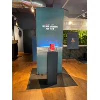 Socle noir, 30 x 30 x 100 (lxLxh) avec cloche 30 x 30 x 30 cm et 2x LED