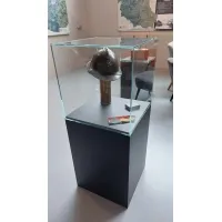 Socle noir, 30 x 30 x 100 (lxLxh) avec cloche 30 x 30 x 30 cm et 2x LED