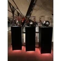 Socle noir, 40 x 40 x 100 (lxLxh) avec cloche 40 x 40 x 40 cm et 2x LED