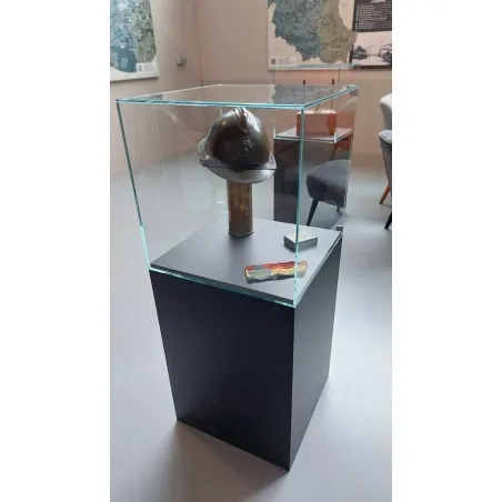 Socle noir, 50 x 50 x 100 (lxLxh) avec cloche 50 x 50 x 50 cm et 2x LED