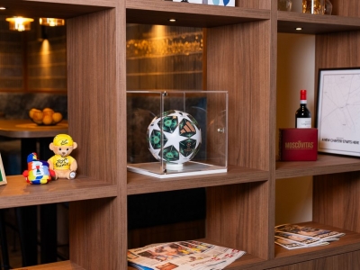 Vitrine avec ou sans porte ? 5 avantages d’un modèle avec porte